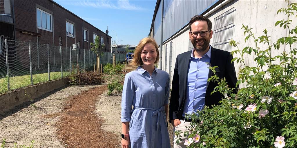 Vredener Spedition Bussmann will bis 2040 komplett grün werden Kreatives Duo: Nachhaltigkeits-Managerin Denise Hilbring und Geschäftsführer Jens Bussmann sowie Betriebs-Hund Mogli in der künftigen grünen Oase