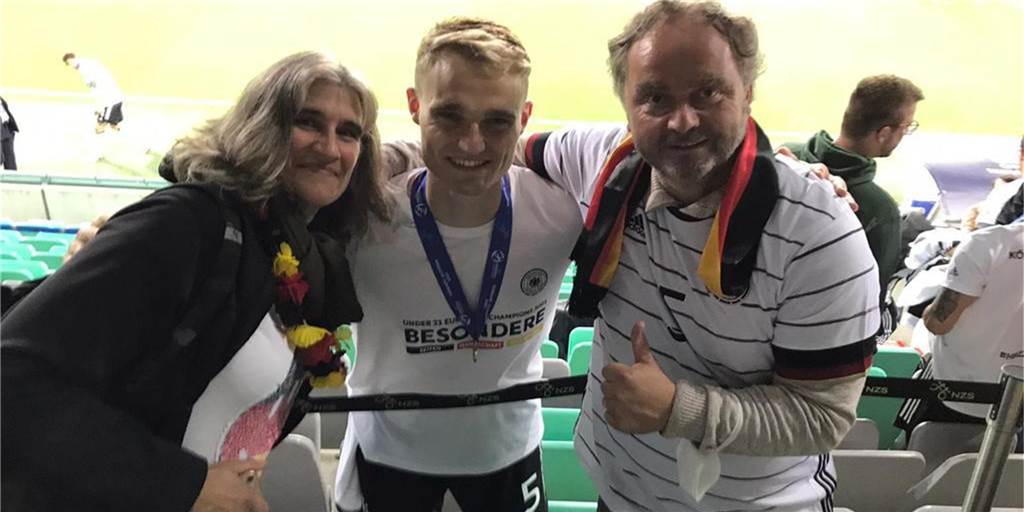 Aus Nordkirchen nach Slowenien: Familie Pieper reiste 1000 Kilometer zum EM-Finale Mutter Beate (l.) und Vater Markus (r.) haben für das größte Spieler der Karriere von Sohn Amos Pieper (m.) einen wilden Ritt auf sich genommen.