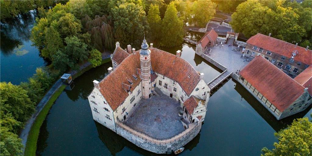 27 Adelssitze im Münsterland machen beim Schlösser- und Burgentag mit - auch Burg Vischering.