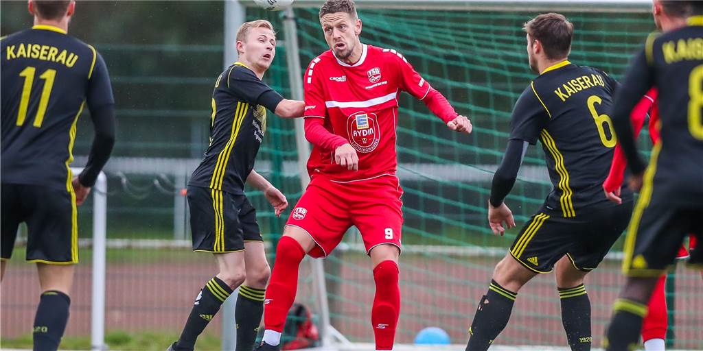 Auf welcher Seite bei Türkspor Dortmund stehen Sie nun, Marcel Reichwein? Marcel Reichwein (rotes Trikot) kickt seit Sommer 2020 für Türkspor Dortmund.