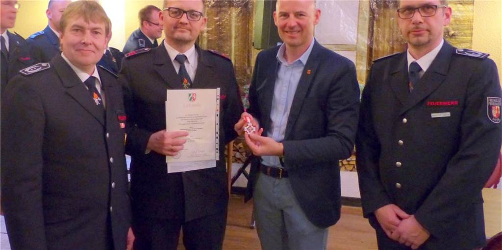Konflikte: Feuerwehrchef schmeißt hin – Pressesprecher abberufen Heinz-Peter Rump (l.) und Bürgermeister Franz-Josef Weilinghoff (2.v. r.) bei einer Veranstaltung der Heeker Feuerwehr.