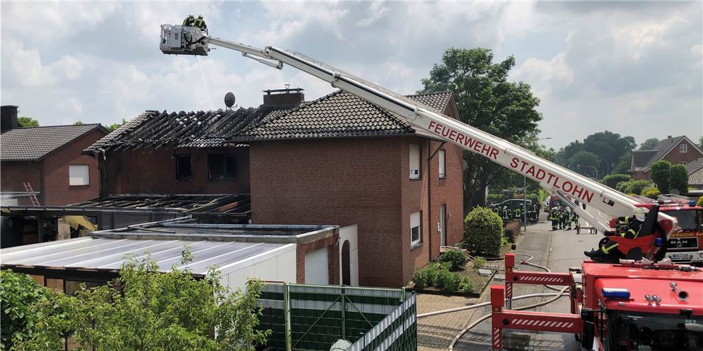 Junger Mann rennt in brennendes Haus und rettet 89-jährige Bewohnerin Der schnelle Einsatz der Feuerwehr konnte nicht verhindern, dass das Obergeschoss komplett ausbrannte.