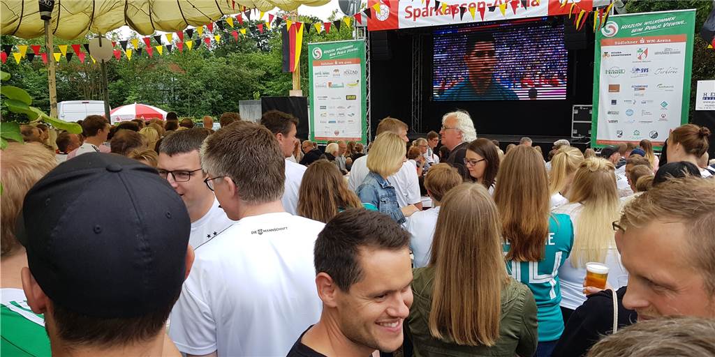Public Viewing in Südlohn: Fußball-Europameisterschaft mit Freunden sehen Public Viewing zur EM soll es in Südlohn wieder geben, wenn auch etwas anders als zu Zeiten ohne Corona. Das Bild stammt von der WM vor drei Jahren.
