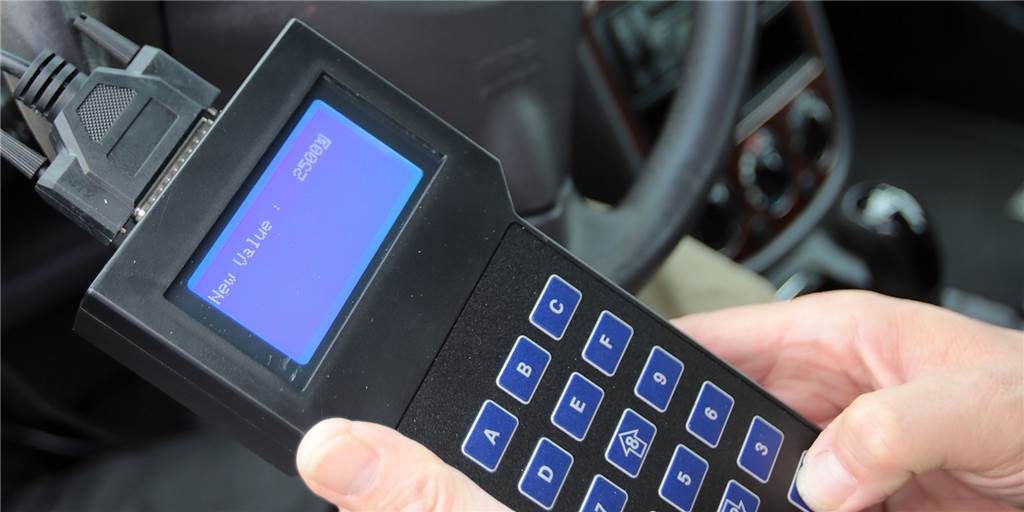 Tacho eines Audi A6 zeigte bei Verkauf 100.000 Kilometer zu wenig an Ob der Tacho des verkauften Audi A6 ausgetauscht oder manipuliert wurde (Symbolbild), konnte im Prozess gegen den früheren Oedinger nicht geklärt werden. Fest steht, es fehlen über 100.000 Kilometer auf dem Tacho.