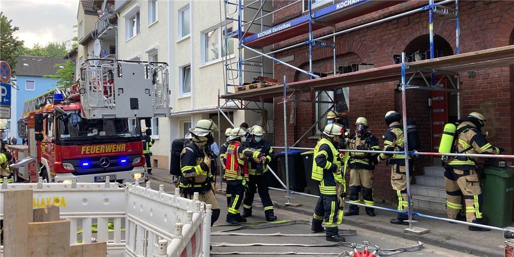 Feuerwehreinsatz in der City: Beckestraße für Löscharbeiten gesperrt Auch die große Drehleiter war vorsichtshalber im Einsatz.