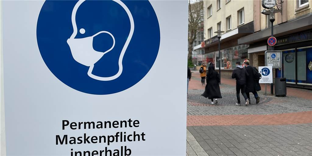 Weitere Lockerungen kommen Freitag: Wo brauche ich noch Maske und Test? Auf die Maskenpflicht in der Castroper Altstadt wird an den Zugängen der Fußgängerzone hingewiesen.