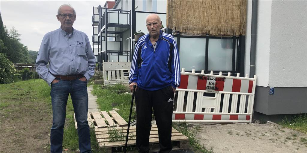 Gefährlicher Fußweg: Vonovia lässt Huckarder Mieter seit Monaten im Stich Wilfried Schmettkordt (r.) und sein Freund Peter Bäcker sind mehr als verärgert über die Untätigkeit der Vonovia.