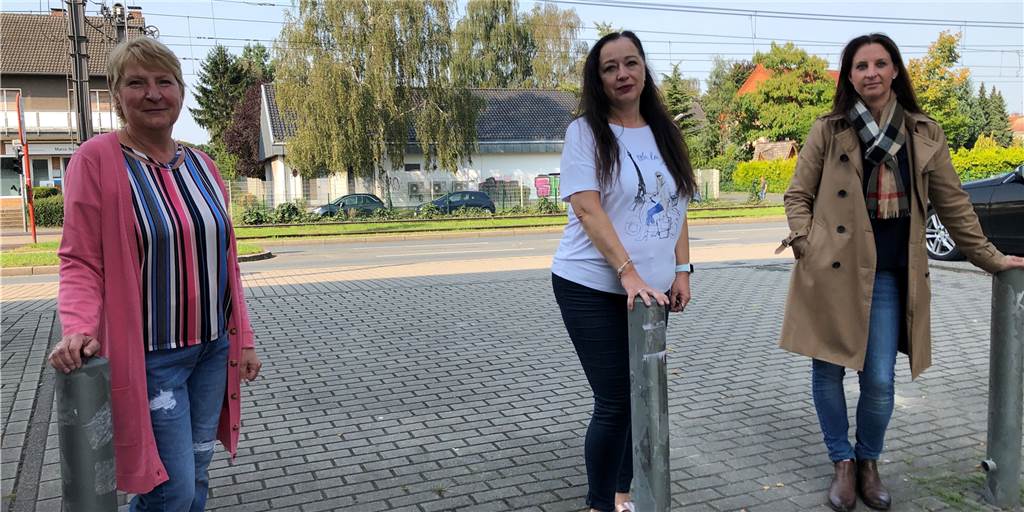 Warum der Maienweg nicht an die Hauptverkehrsstraße angebunden ist Warum ist der Maienweg mit Sperrpfosten von der Evinger Straße abgebunden? Das fragten sich die Anwohnerinnen (v.l.) Sabine Ehrcke, Susanne Heisterhagen und Christina Steinsick im September 2020. Nun liegt die Antwort vor
