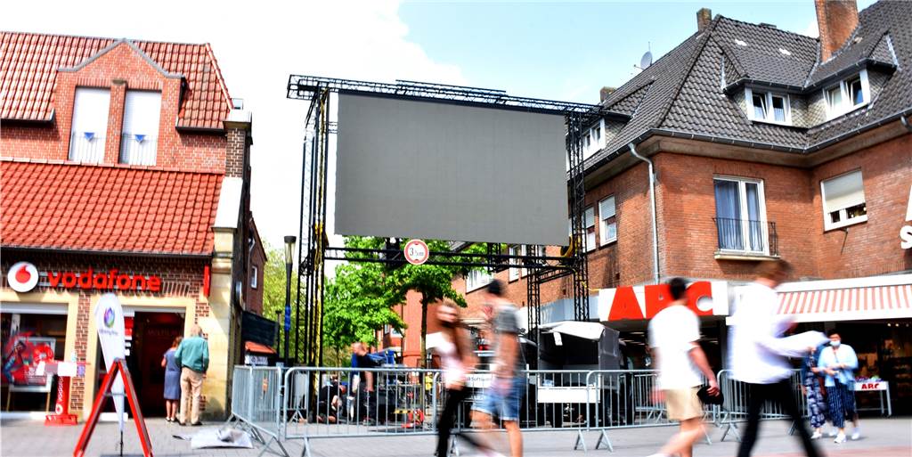Das Display steht schon. Die Spiele der Fußball-Europameisterschaft werden in der Innenstadt übertragen. Eine Großveranstaltung wie zu den vergangenen großen Turnieren soll es aber nicht geben. Geplant ist "Wohnzimmer-Atmosphäre".
