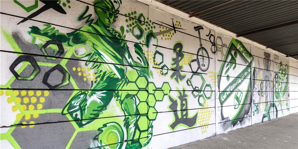 VfL Grafenwald: Tribünen-Graffiti ist erst der Anfang Die Tribüne am Kunstrasenplatz des VfL-Grafenwald hat einen neuen Look bekommen.
