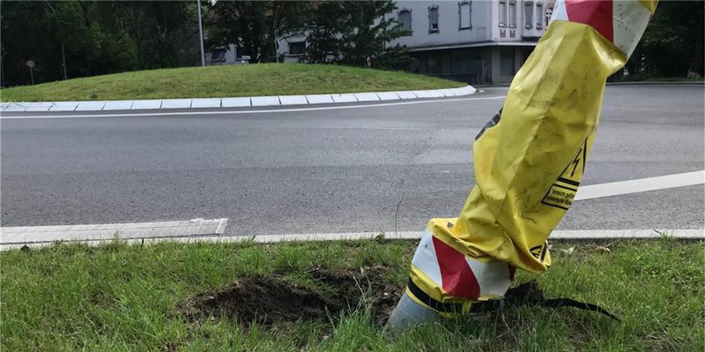 Frau nietet in Werne Laterne um, flüchtet und verliert ihren Führerschein Lichtmast zerstört: Eine Frau hat am neuen Kreisverkehr an der Münsterstraße in Werne eine Straßenlaterne umgenietet. Die 37-Jährige muss nun mit drastischen Konsequenzen rechnen.