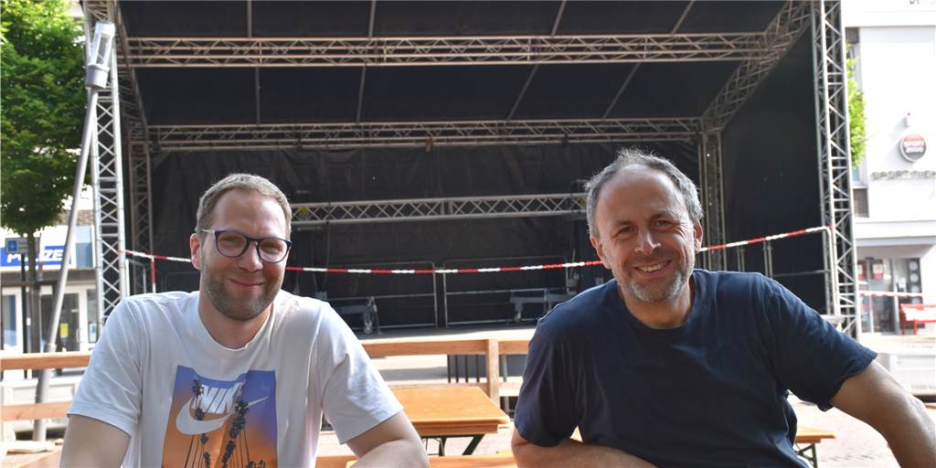 Mit Video: EM-Sommerbühne startet auf dem Vredener Marktplatz Michael Meyerink (l.) und Rolf Elsing sorgen für „Leben in der Stadt": Die Gastronomen veranstalten die EM-Sommerbühne" , die mehr als Fußball gucken bietet. Bingo-Abende, Musik und Open-Air-Kino gibt es auch.