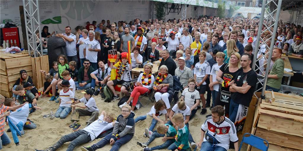 Public Viewing in Dorsten: Gaststätte statt Großleinwand im Freien So sah es 2018 während der WM am Stadtstrand aus - in der Pandemie undenkbar. In Gaststätten und Biergärten darf aber gemeinsam Fußball geguckt werden.