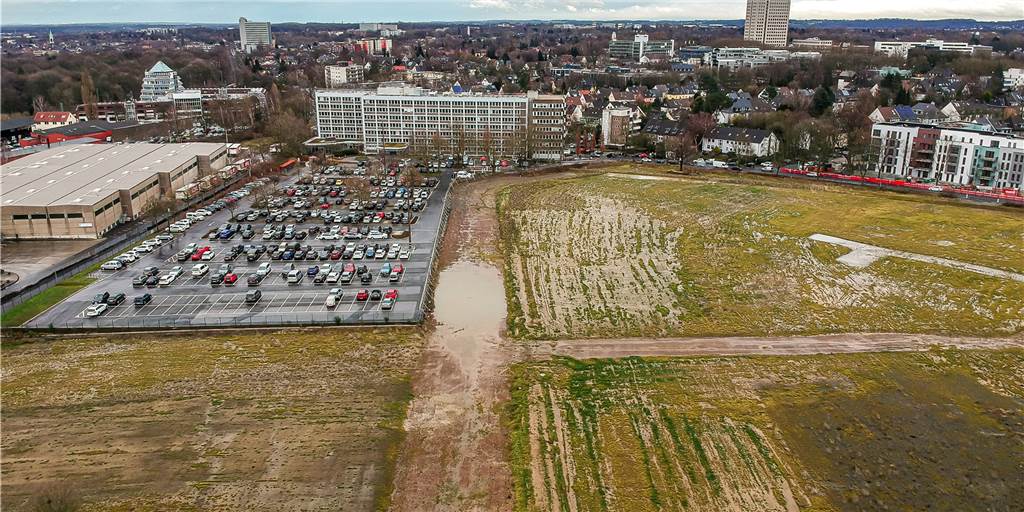 Deggingstraße: Neues Wohngebiet soll größer werden Die DSW21-Hauptverwaltung (hinten) und die Parkplätze werden wohl aufs frühere Doego-Gelände (l.) verlegt.