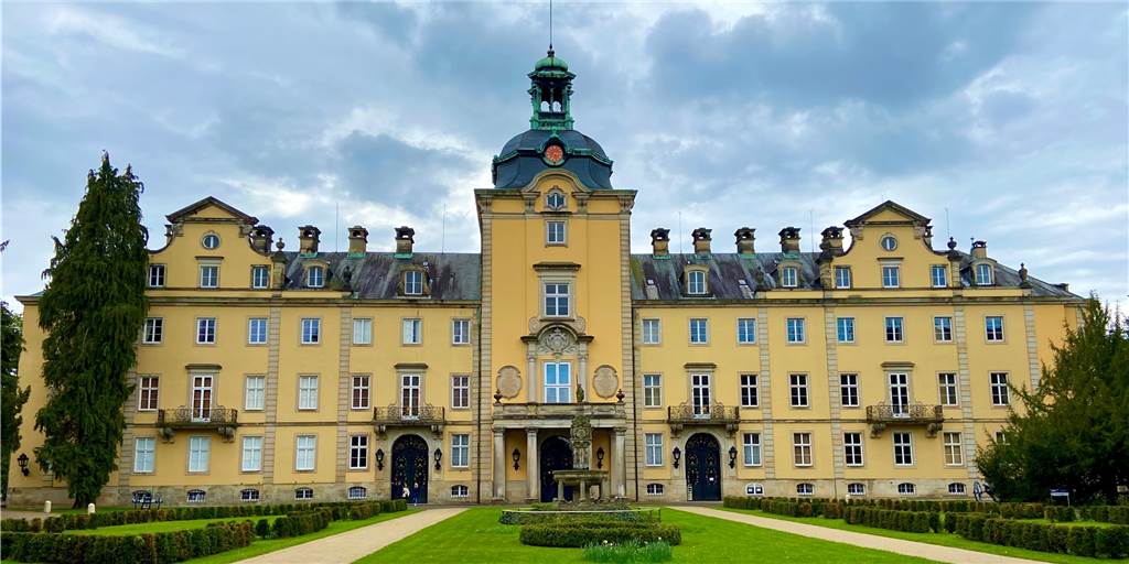 Fürstlich flanieren am Schloss Bückeburg in Niedersachsen Platz dürfte hier genug sein: Das Schloss Bückeburg hat mehr als 250 Räume.