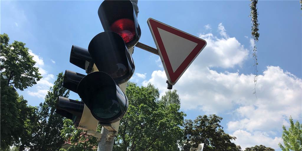 Das Schicksal des grünen Pfeils ist nach 20 Jahren in Lünen besiegelt 20 Jahre nach Einführung gibt es in Lünen kein Schild mit dem grünen Pfeil mehr, das das Rechtsabbiegen an eigentlich roten Ampeln unter bestimmten Voraussetzungen erlaubt.