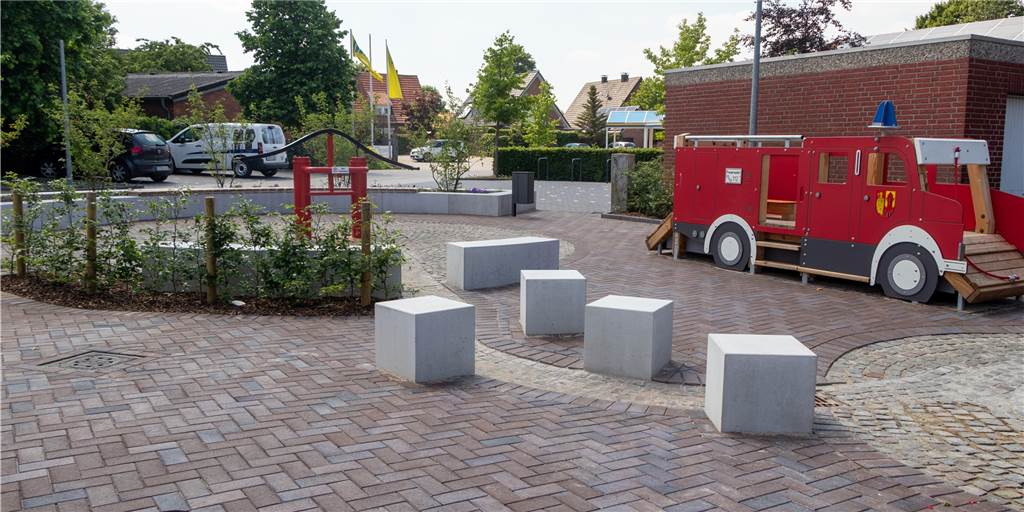 Platz am alten Feuerwehrgerätehaus erstrahlt nach Umgestaltung Der Platz am alten Feuerwehrgerätehaus erstrahlt im neuen Glanz.