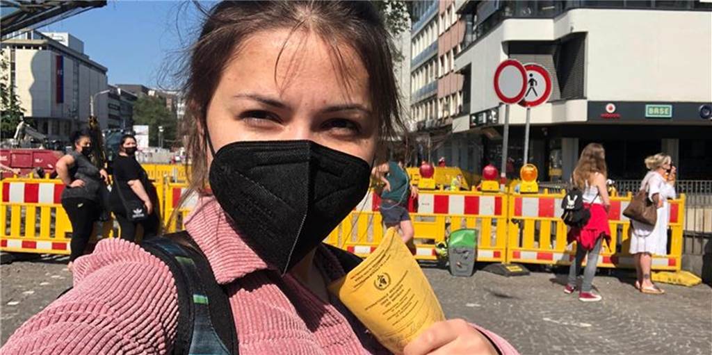Wie ich ohne Termin eine Corona-Impfung in Dortmund bekommen habe Reporterin Nora Varga mit ihrem Impfausweis ein paar Minuten nach der Impfung.