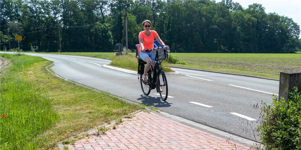 Initiative von Bürgern wirkt: Weichen für Radweg entlang der K53 sind gestellt Ab Ortsausgangsschild Südlohn Richtung Gescher müssen Radfahrer die schmale Straße mitnutzen. Deshalb hatten Anlieger an der R53 Richtung Gescher 2019 die Initiative in Richtung eines Radweges ergriffen. Nun tut sich etwas – auch, weil die Stadt Gescher ebenfalls einen Lückenschluss forciert.