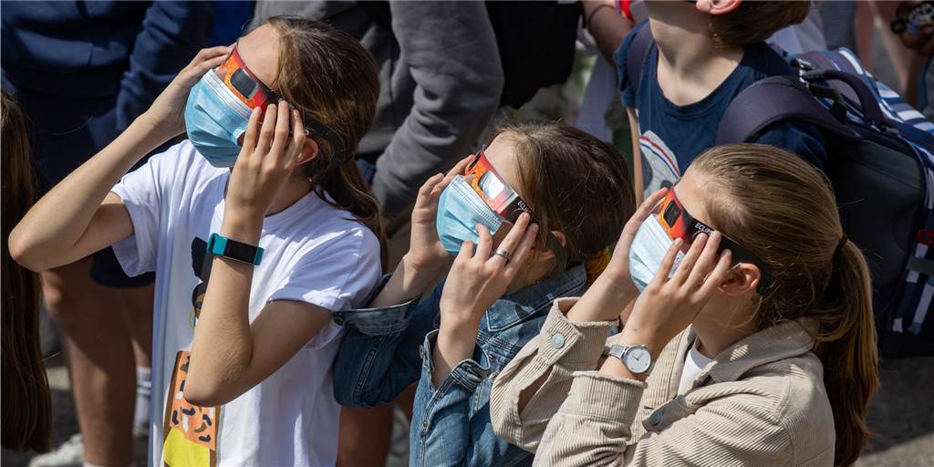 Spektakuläre Fotos: Partielle Sonnenfinsternis war auch in Dortmund zu sehen Viele Leute bestaunten weltweit die Sonnenfinsternis. In Dortmund brauchte man dafür zwar keine Brille, zu sehen war das Spektakel am Himmel dennoch.