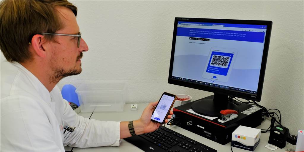 Digitaler Impfpass: Ahauser Apotheker fühlen sich überrumpelt Apotheker Dr. Hendrik Niemann versucht, sich einen Überblick über das Verfahren zu verschaffen. Ab nächster Woche sollen Bürger den digitalen Impfpass in den Apotheken erhalten.