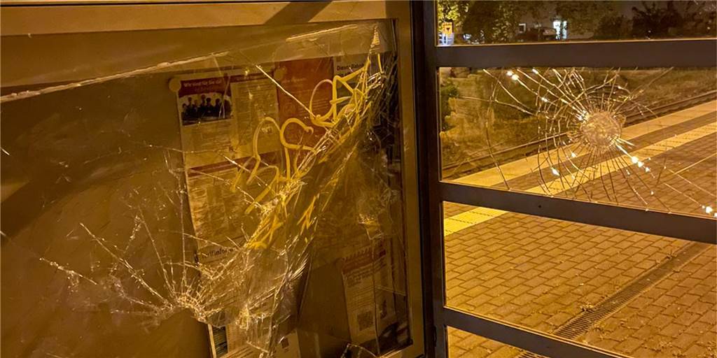 Vandalismus mit hohem Schaden: Unbekannte wüten am Bahnhof Preußen Der Bahnhof Preußen leidet wieder unter Vandalismus. Unter anderem wurden Scheiben zerschlagen und eine Vitrine zerstört.