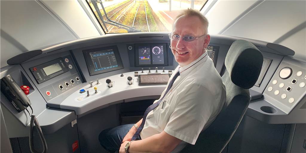 Torsten de Vries aus Bergkamen ist ICE-Lokführer der ersten Stunde. Von Dortmund aus fährt er quer durch die ganze Republik, nachdem er zunächst mit dem Fahrrad zum Bahnhof Kamen gekurvt ist.