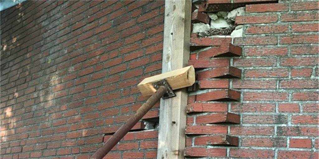 Flatterband und Stütze: Birgt Riss in Bauhofwand am Uferweg eine Gefahr? Von außen abgestützt wird die Mauer der alten Fahrzeughalle des Bauhofes. Wie die Verwaltung mitteilt, soll die beschädigte Mauer zeitnah teilweise abgebrochen und wieder aufgemauert werden.