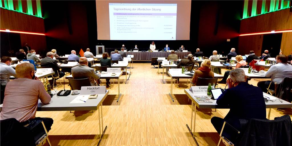 Nüchterne Politik bestimmt seit über einem Jahr das Bild in der Stadthalle. Die Bühne und die meisten Zuschauerplätze sind verwaist. Das soll sich ab Anfang Juli ändern: Die Stadt plant den vorsichtigen Neustart kultureller Veranstaltungen. Den Auftakt soll am 6. Juli ein Theaterstück machen.