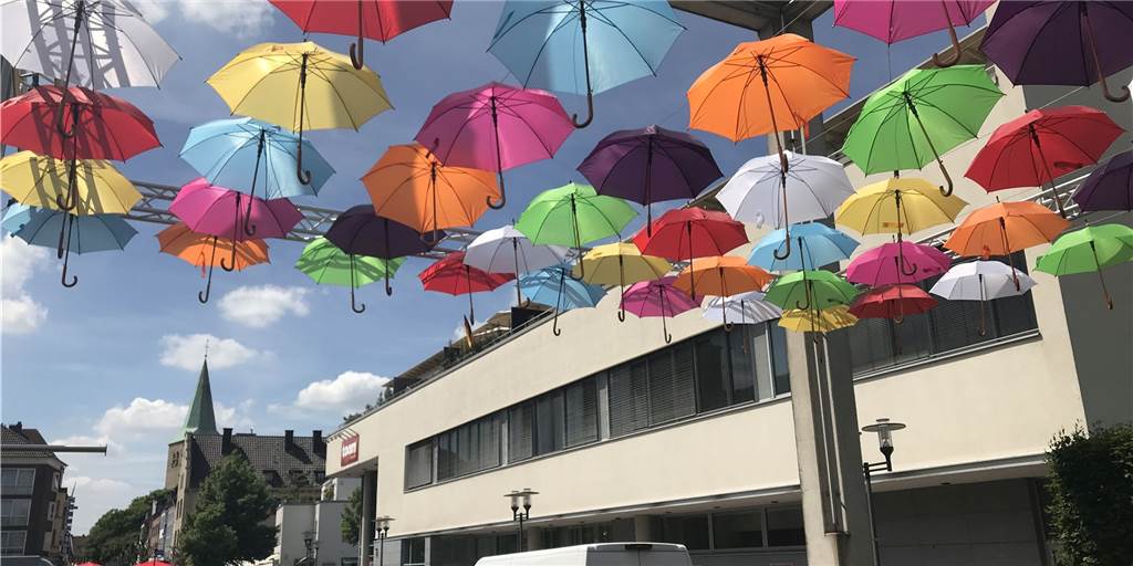 Bunte Schirme in der Innenstadt: Installation mit wichtiger Botschaft Auch im Kubus am Recklinghäuser Tor hängt ein Teil der Schirm-Installation.