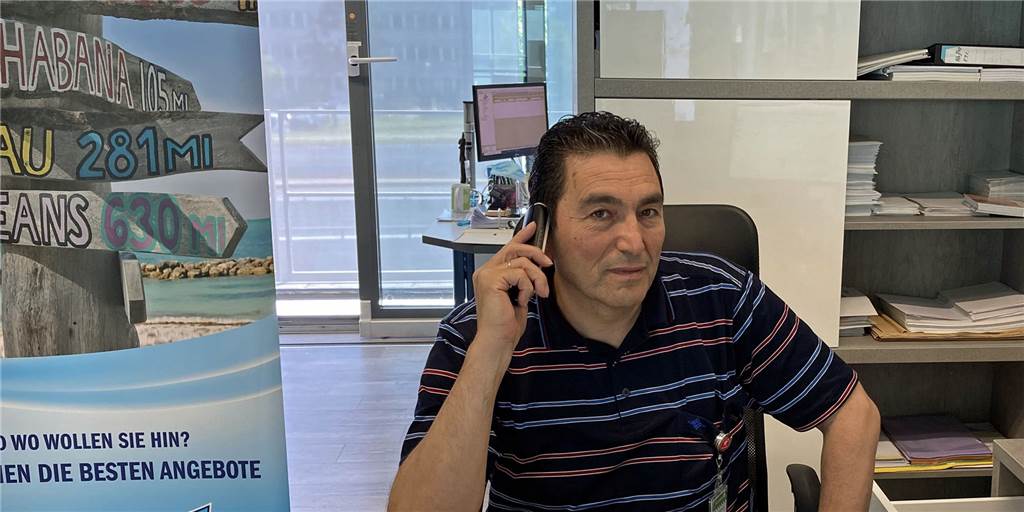 Aufbruchstimmung am Flughafen Dortmund: Wohin Spontan-Reisende jetzt fliegen Hasan Bozer ist Geschäftsführer eines Reisebüros am Dortmunder Flughafen. Vor allem die Türkei und Spanien fragen Urlaubswillige bei ihm nach.