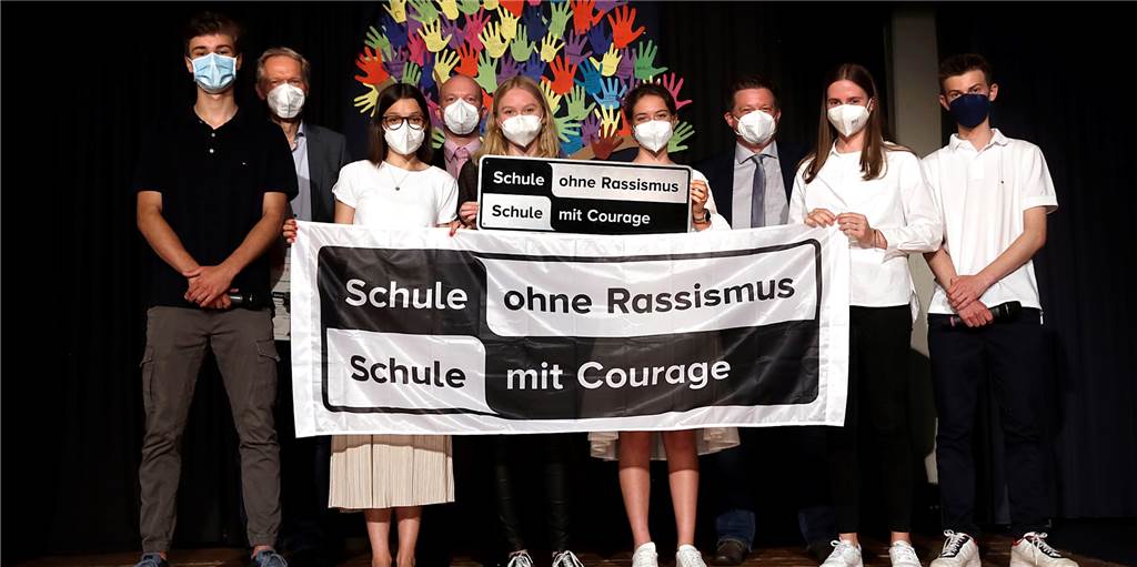 Halterner Joseph-König-Gymnasium ist jetzt „Schule ohne Rassismus“ Die Schüler der SV nahmen das Siegel "Schule ohne Rassismus" im Beisein von Schulleiter Ulrich Wessel und Bürgermeister Andreas Stegemann entgegen, das Claus Wiesenthal vom Kommunalen Integrationszentrum überreichte.