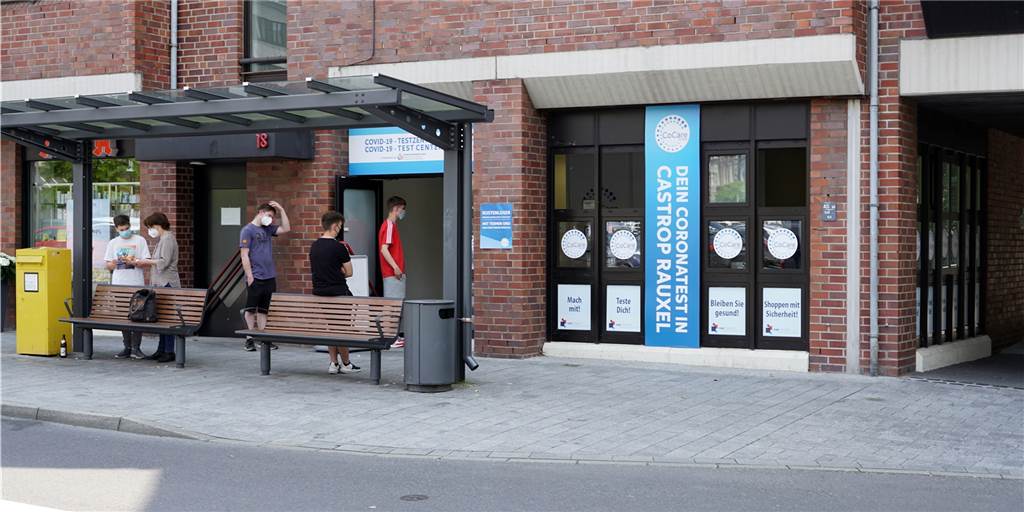 Immer weniger Castrop-Rauxeler lassen Corona-Tests machen Vor dem Testzentrum am Markt stehen auch jetzt noch Leute, die auf ihren negativen Testnachweis warten.