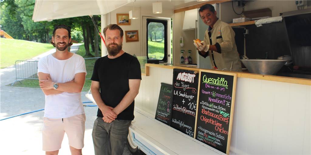 Food-Truck: Der Geschmack Kaliforniens in einem Burger in Wischlingen Pascal Hinz und Adrian Busch (v.l.)freuen sich über den Neuzugang am Revierstrand: Sandeep Sardesai.