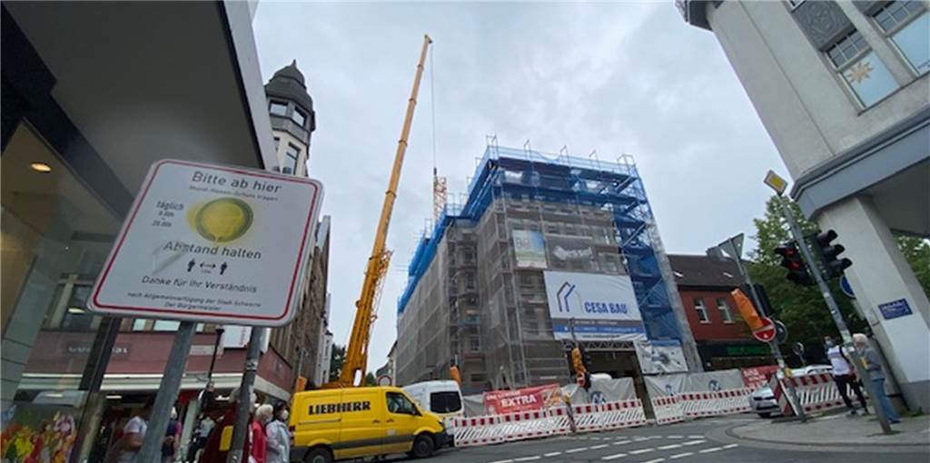 Aus den Mauern gehoben: Kran am neuen „Extrablatt“ wird abgebaut Am Samstag (12.6.) wurde der Kran am neuen „Extrablatt“ abgebaut.