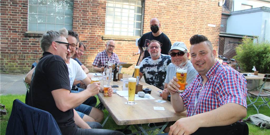 Lüner Kultkneipe Greif: So lief das Wiedersehen nach der Zwangspause Die Los Banditos freuen sich, endlich wieder im Greif sitzen zu können.
