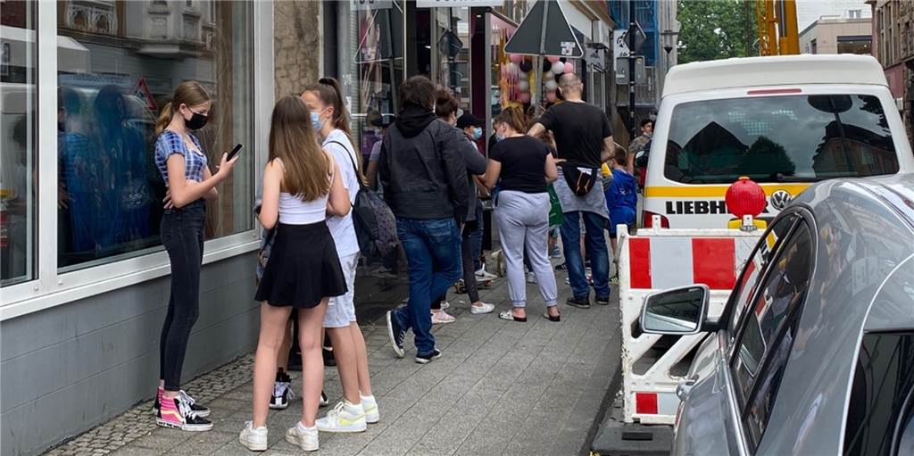 Ansturm bei „Royal Donuts“-Eröffnung in Schwerte: „Kunden warteten vor dem Laden“ Circa eine halbe Stunde nach der Eröffnung von „Royal Donuts“ in Schwerte waren schon einige Kunden versorgt, die übrigen warteten in der Schlange vor dem Laden.