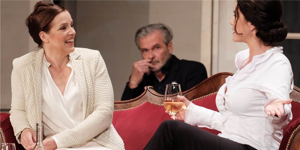 „Endlich wieder Kultur“: 100 Theater-Besucher lachen auch mit Maske „Endlich wieder Kultur“: 100 Theater-Besucher lachen auch mit Maske
