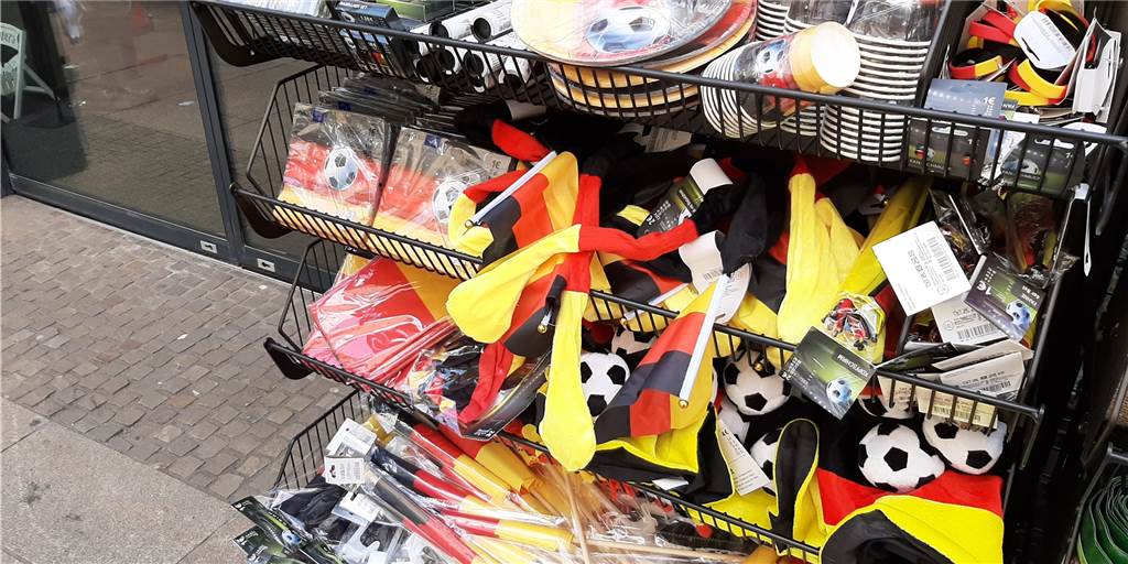 Es geht wieder los: Die EM startet schon am Freitag (11.6.). Fans können sich mit kuriosen Artikeln ausstatten.