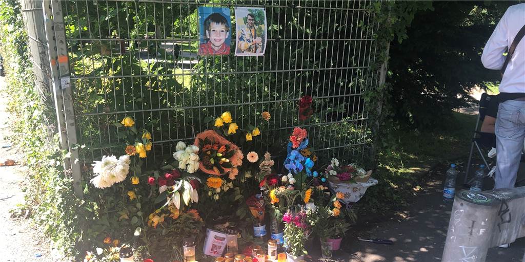 21-Jähriger erschossen: Trauer mit Blumen und Kerzen am Westpark Trauernde legten am Tatort Blumen nieder und zündeten Kerzen an.