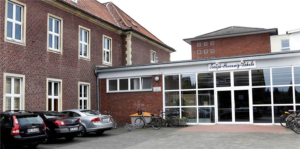 Zeugnisvergabe in Haltern: Geistliche erscheinen nur im Video An der Joseph-Hennewig Hauptschule wird es dieses Jahr zur Zeugnisvergabe keinen Abschiedsgottesdienst geben.