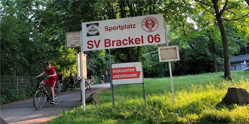 Nachbarn wehren sich gegen Baupläne eines Dortmunder Fußballvereins Bei Brackel 06 an der Oesterstraße kicken 114 Kinder bis 11 Jahren und weitere 200 Jugendliche bis 18 Jahren. Sie brauchen mehr Platz, um ihr Hobby ausüben zu können