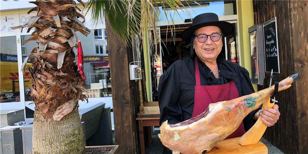 Ein Hauch von Spanien weht durch den äußersten Dortmunder Osten Palmen zieren den Eingang von Franco Jülichs neuem spanischem Restaurant "La Vida". Auch der Chef selbst kommt spanisch daher