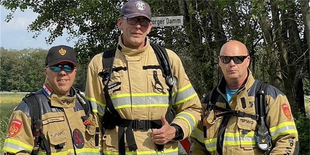 Feuerwehr-Charity-Lauf: Starkes Zeichen mit „Fan-Foto-Anfragen“ Feuerwehrmann Stephan Lendring (M.) war am Wochenende mit seinen niederländischen Wehrkameraden Joan Oldersma und Hendo Bjikerk unter anderem in Ahle unterwegs.