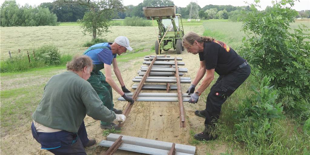 Feldbahnfreunde erweitern Gahlener Gleisstrecke nach Norden Auf dem Gelände des Hofes Haferkamp im Gahlener Aap verlegten die Feldbahnfreunde die ersten Gleise für die geplante Nordstrecke (Lippe-Strecke) verlegt.