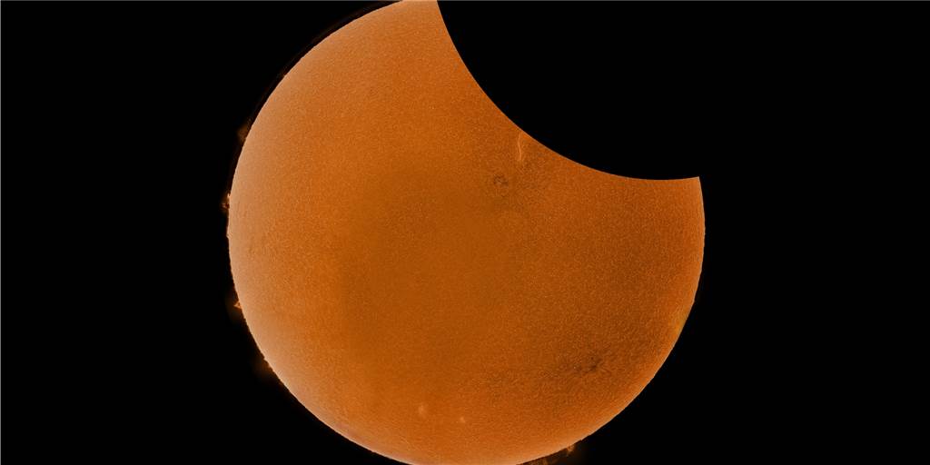 Olfener Astrofotograf gelingen beeindruckende Bilder der Sonnenfinsternis Durch die Zusammenstellung der Optiken, Filter sowie Vergrößerungen und Kamera, passt die Sonne nicht ganz auf den Chip. "Daher erstellen ich aus mehreren Bildern ein Mosaik welches nachher die Sonne als ganzes sichtbar macht", beschreibt der Olfener Astrofotgraf Dieter Berger seine Aufnahme der partiellen Sonnenfinsternis vom 10. Juni.
