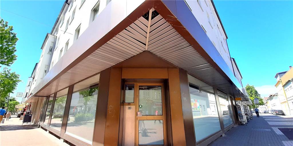 Café statt Bank: Malzer und Vermieter einig, müssen aber immer noch warten Diese Perspektive des Gebäudes ist der Kamera geschuldet. Aber es gibt auch eine inhaltliche für Haus, in dem bis vor ein paar Monaten die Commerzbank zuhause war: Malzer will hier einziehen. Es fehlen allerdings die baurechtlichen Genehmigungen von der Stadt.