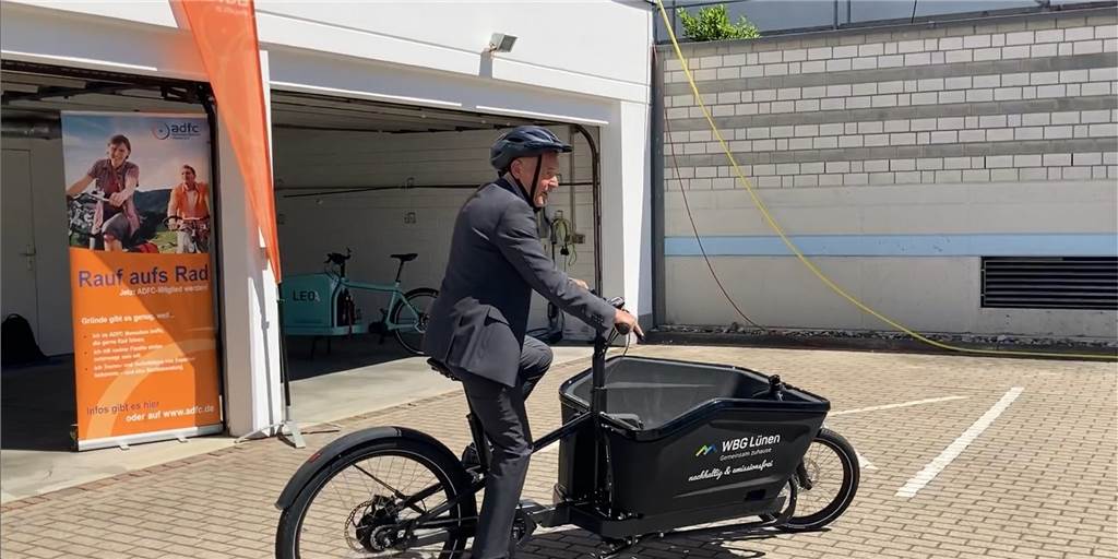 WBG Lünen als erster fahrradfreundlicher Arbeitgeber im Kreis ausgezeichnet Rainer Heubrock dreht mit dem neuen Lastenfahrrad der WBG "nur" eine Runde auf dem Hof. Eine mögliche Option im Dienstalltag: Hausmeister in der Innenstadt könnten es als Alternative zum Auto nutzen.