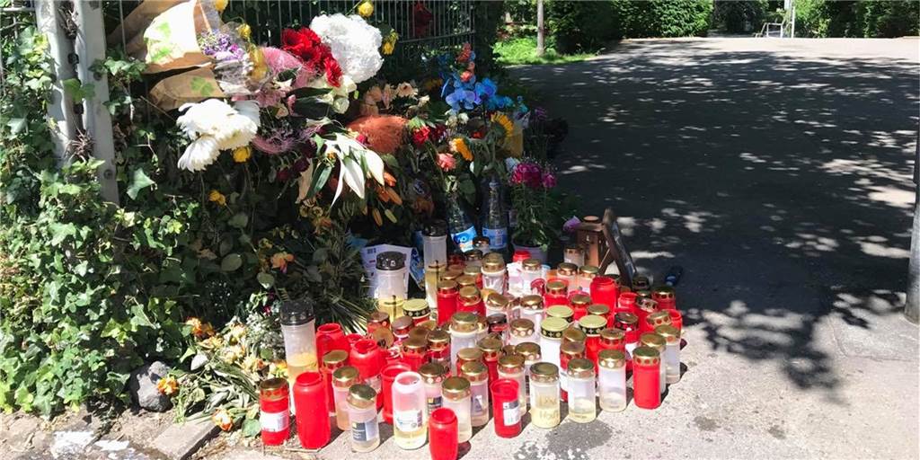 Eine relativ große Gedenkstätte ist an einem Eingang zum Westpark entstanden, nachdem ein 21-Jähriger dort erschossen worden war.