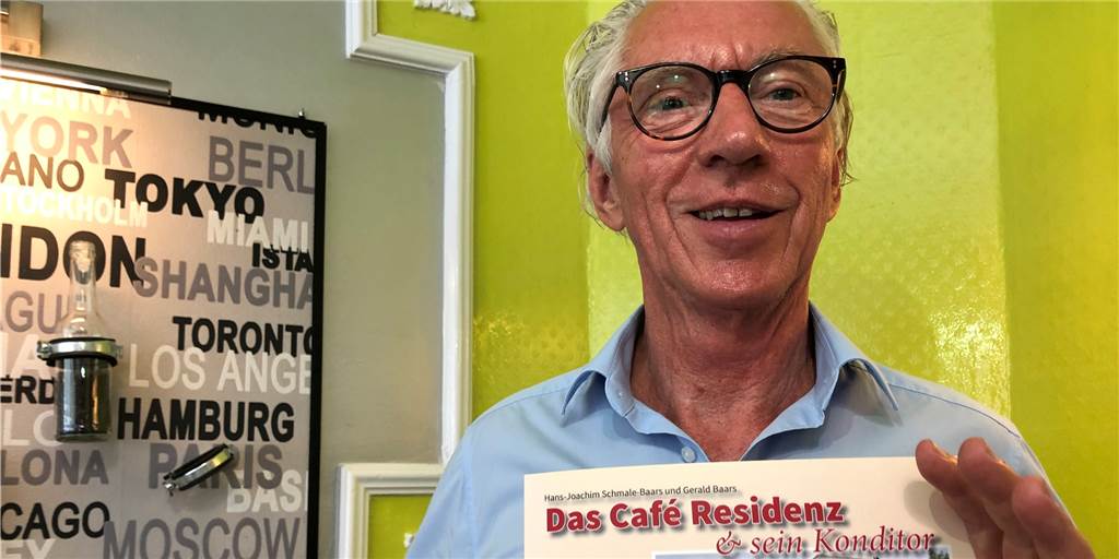 Hans-Joachim Schmale-Baars hat zusammen mit seinem Mann Gerald Baars ein Buch über sein Café Residenz geschrieben.